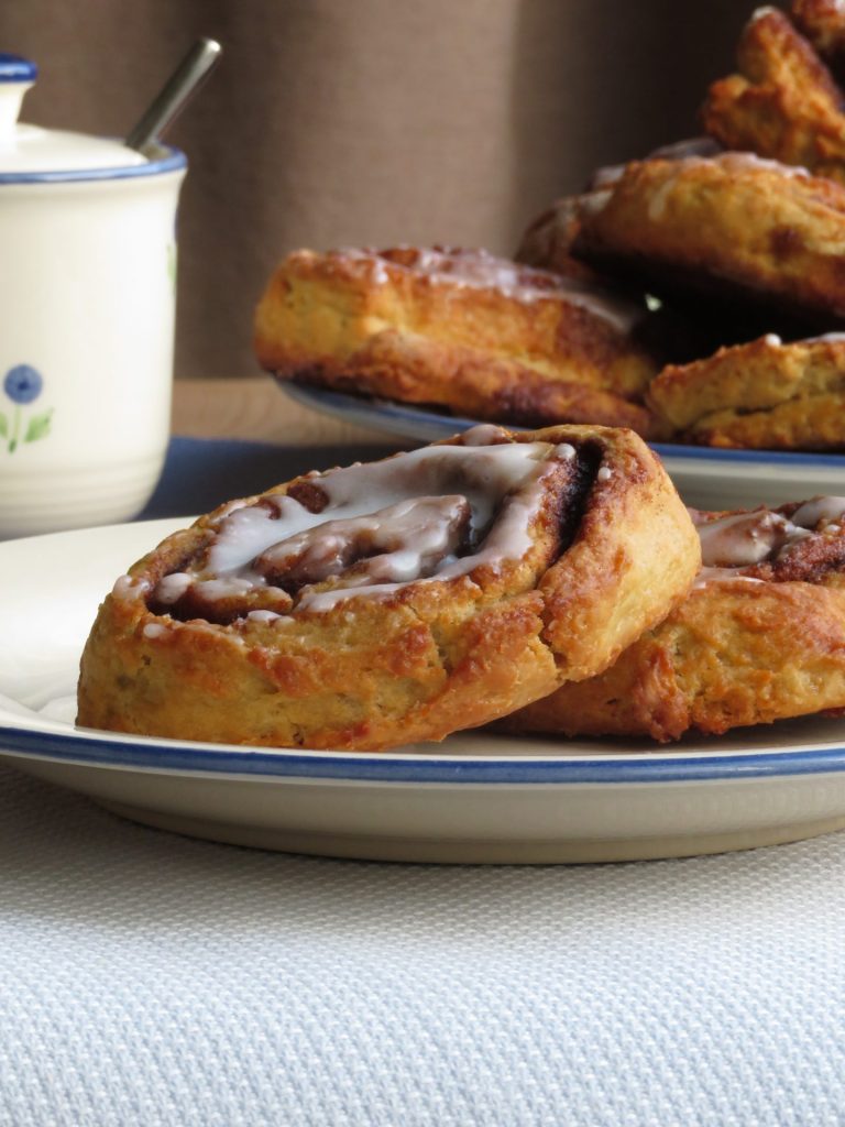 Kaneelbroodjes op bord